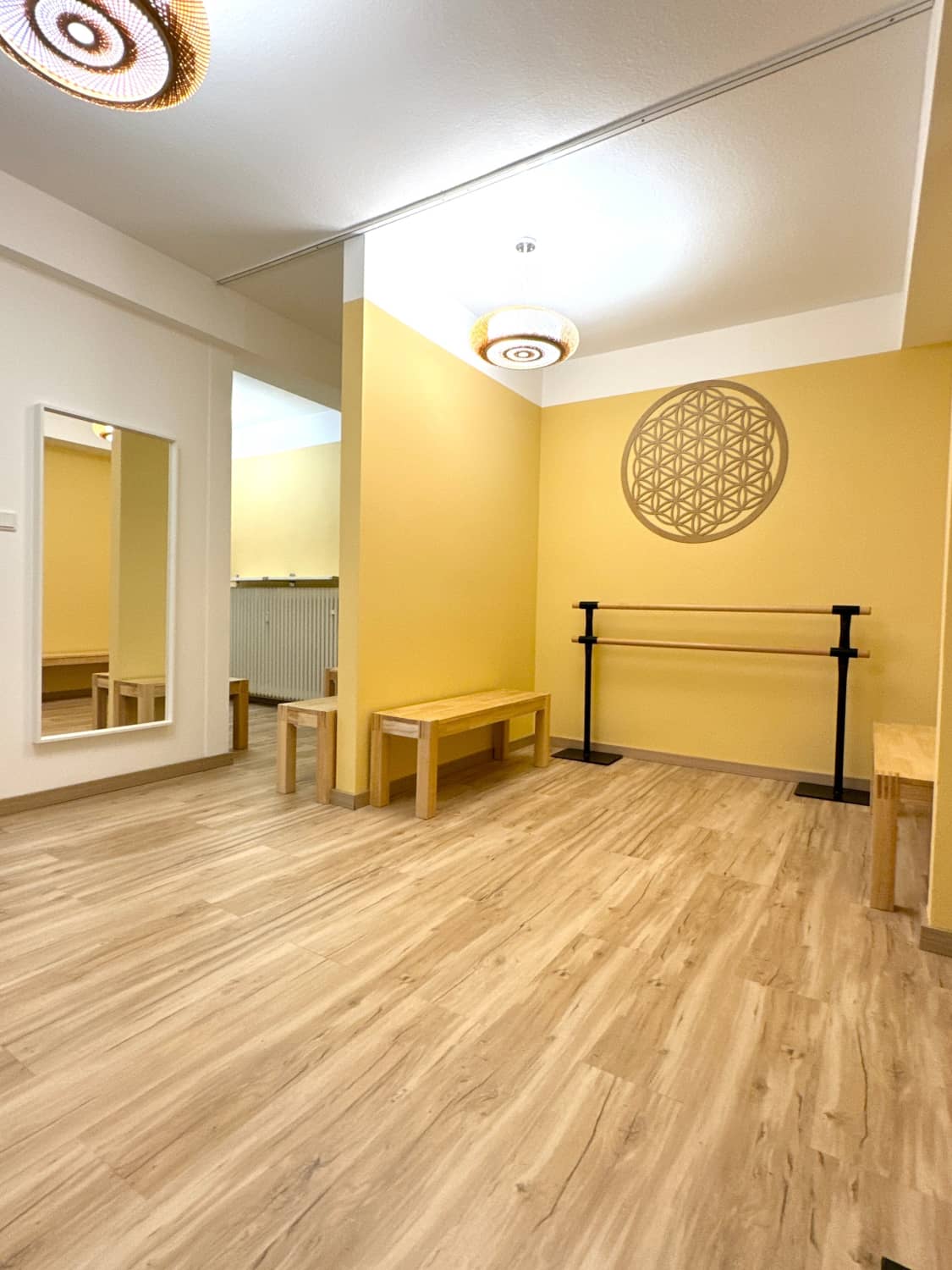 Moderne Studio-Lobby und Umkleideraum bei Aligna Pilates in Frankfurt – Stilvoller Komfort für dein Trainingserlebnis.